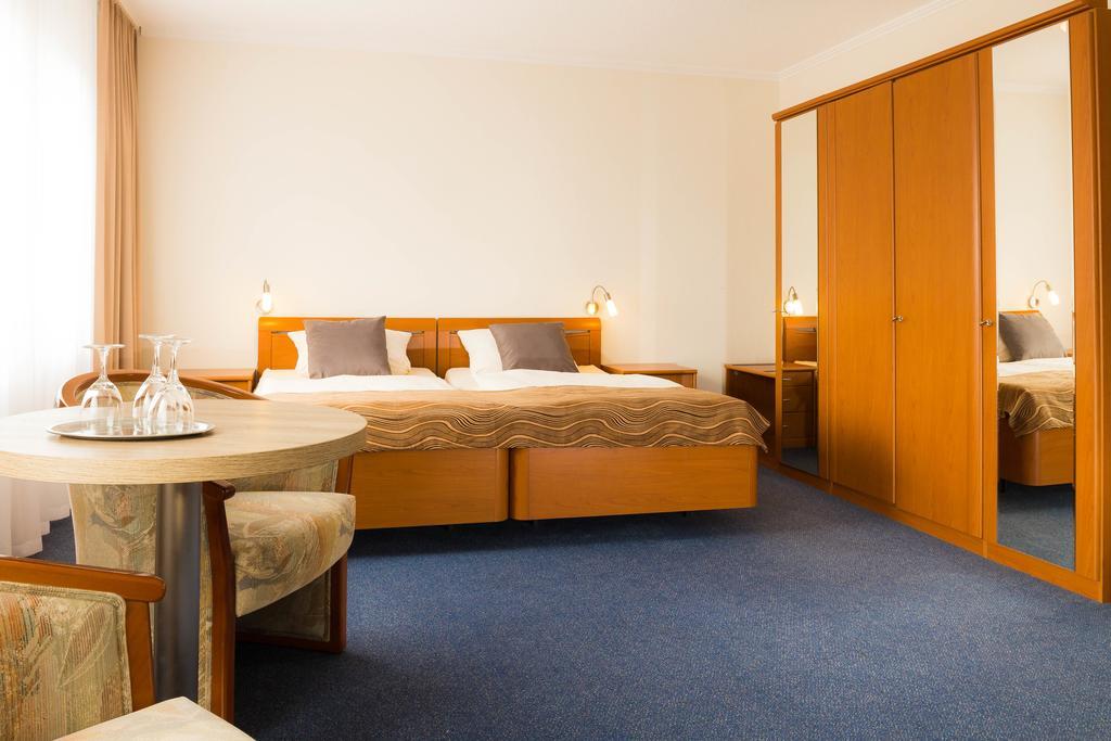 Strand Hotel Nordsee, Hotel Deichlaeufer Tossens Esterno foto